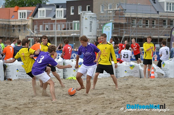 Beachsoccer en beachvolley naast gemeentehuis - Foto: Johan Bokma