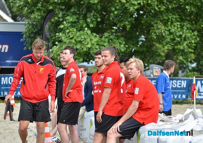 Beachsoccer en beachvolley naast gemeentehuis - Foto: Johan Bokma