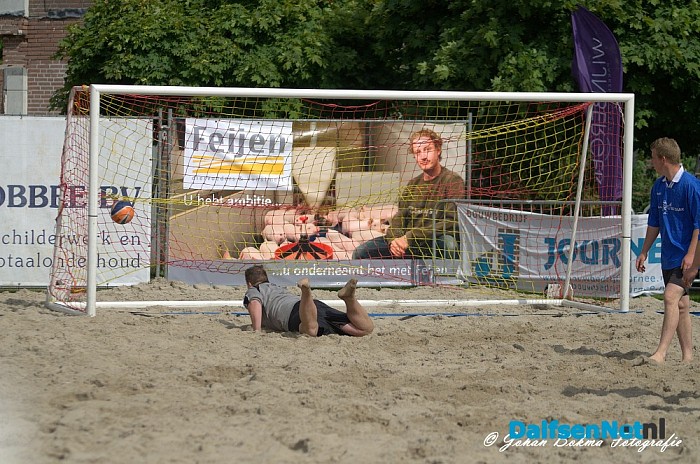 Beachsoccer en beachvolley naast gemeentehuis - Foto: Johan Bokma