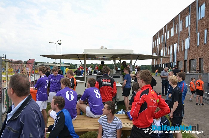 Beachsoccer en beachvolley naast gemeentehuis - Foto: Johan Bokma