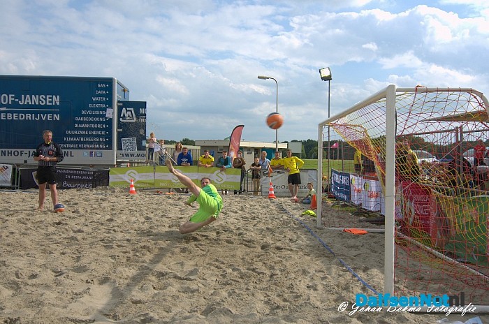Beachsoccer en beachvolley naast gemeentehuis - Foto: Johan Bokma