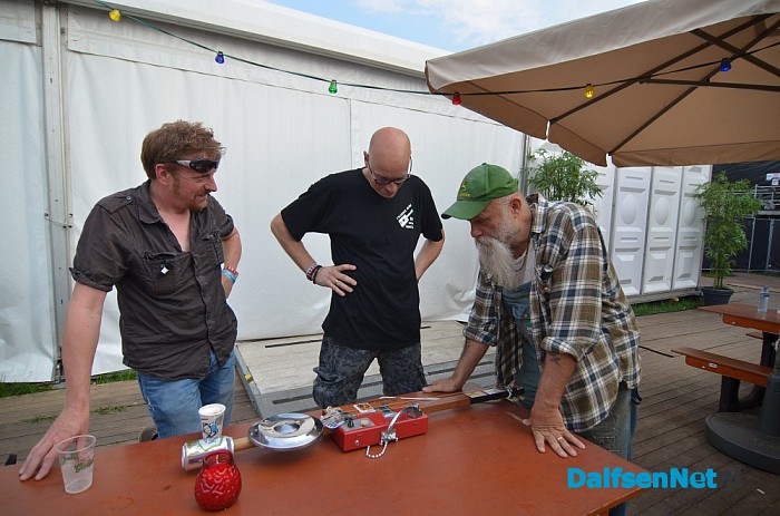 Cigarbox Henri overhandigt gitaar op Zwarte Cross - Foto: Johan Bokma