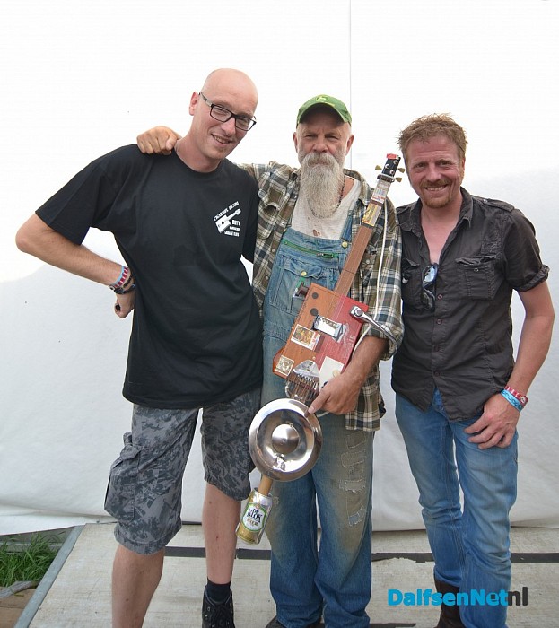 Cigarbox Henri overhandigt gitaar op Zwarte Cross - Foto: Johan Bokma