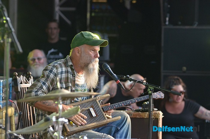 Cigarbox Henri overhandigt gitaar op Zwarte Cross - Foto: Johan Bokma