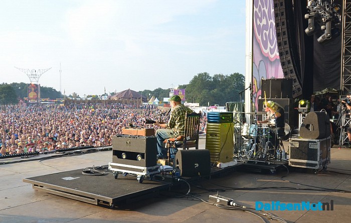 Cigarbox Henri overhandigt gitaar op Zwarte Cross - Foto: Johan Bokma