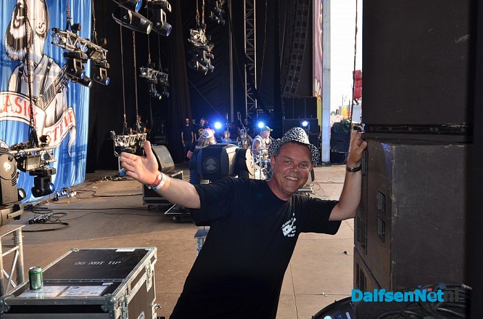 Cigarbox Henri overhandigt gitaar op Zwarte Cross - Foto: Johan Bokma