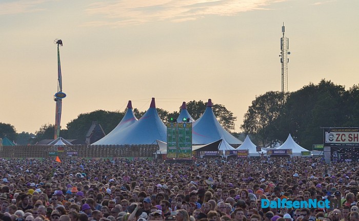 Cigarbox Henri overhandigt gitaar op Zwarte Cross - Foto: Johan Bokma