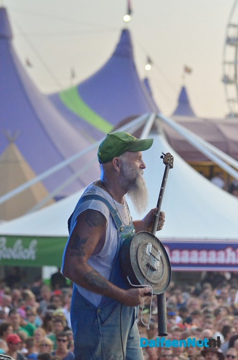 Cigarbox Henri overhandigt gitaar op Zwarte Cross - Foto: Johan Bokma