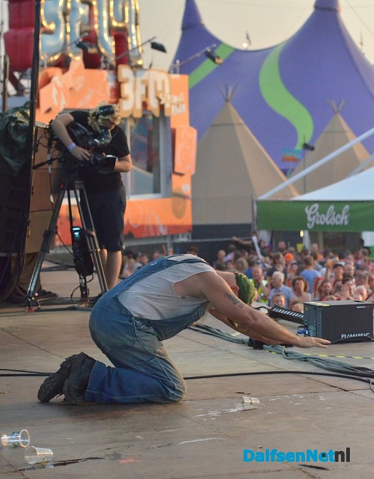 Cigarbox Henri overhandigt gitaar op Zwarte Cross - Foto: Johan Bokma