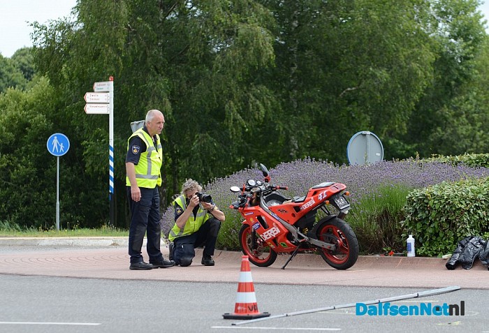 Ongeval met gewonde op rotonde Rondweg Dalfsen - Foto: Johan Bokma
