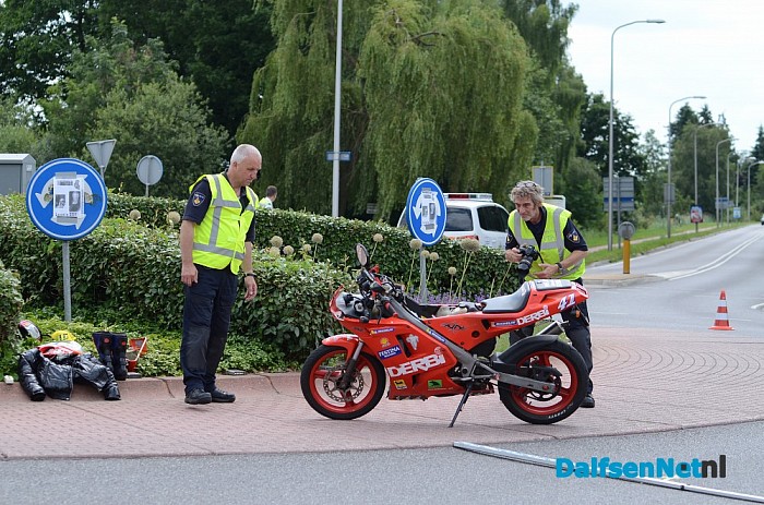 Ongeval met gewonde op rotonde Rondweg Dalfsen - Foto: Johan Bokma