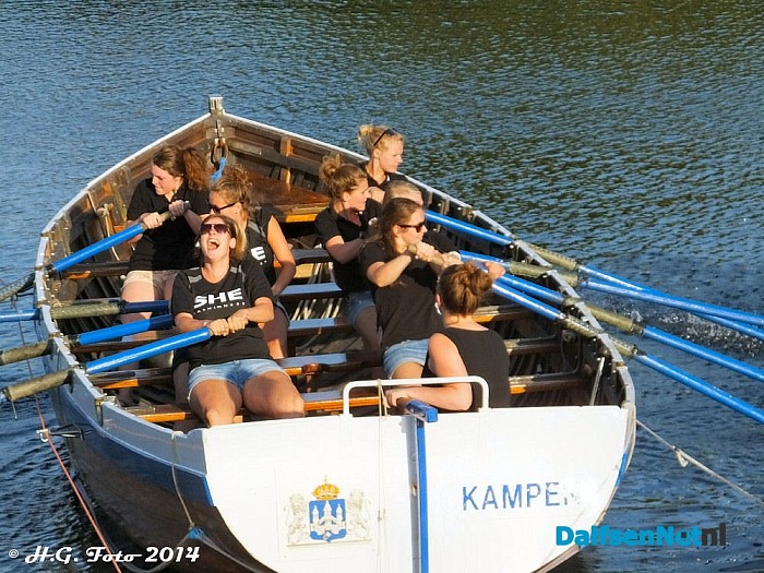 Bungee roeien aan de kade. - Foto: H.G. Foto