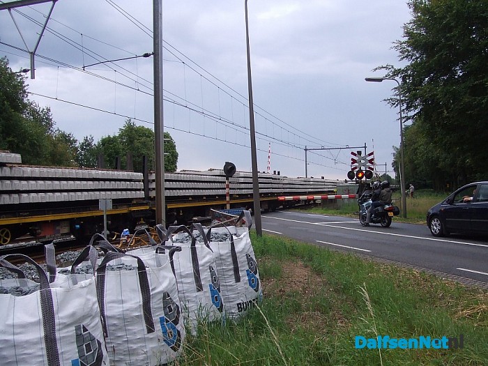 Werkzaamheden aan het spoor met groot materieel.