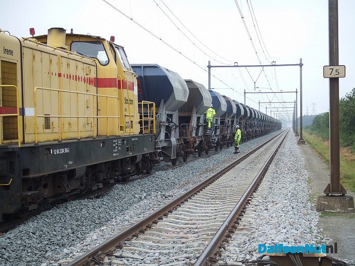 Werkzaamheden aan het spoor met groot materieel.