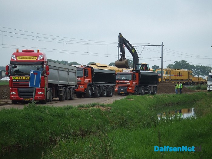 Werkzaamheden aan het spoor met groot materieel.