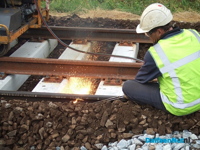 Werkzaamheden aan het spoor met groot materieel.