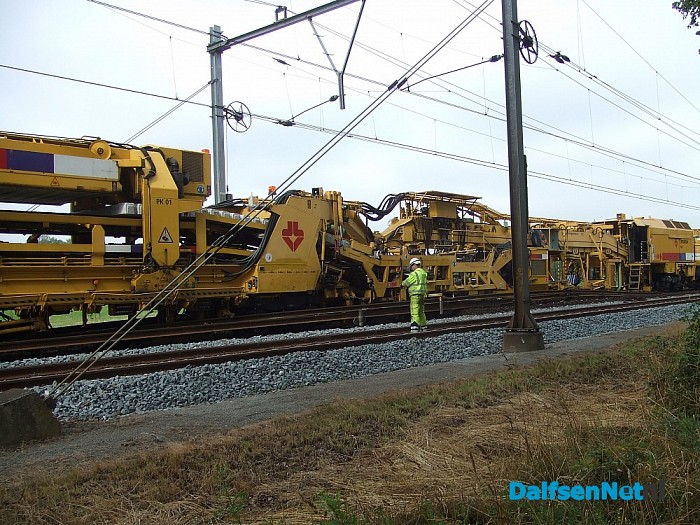 Werkzaamheden aan het spoor met groot materieel.