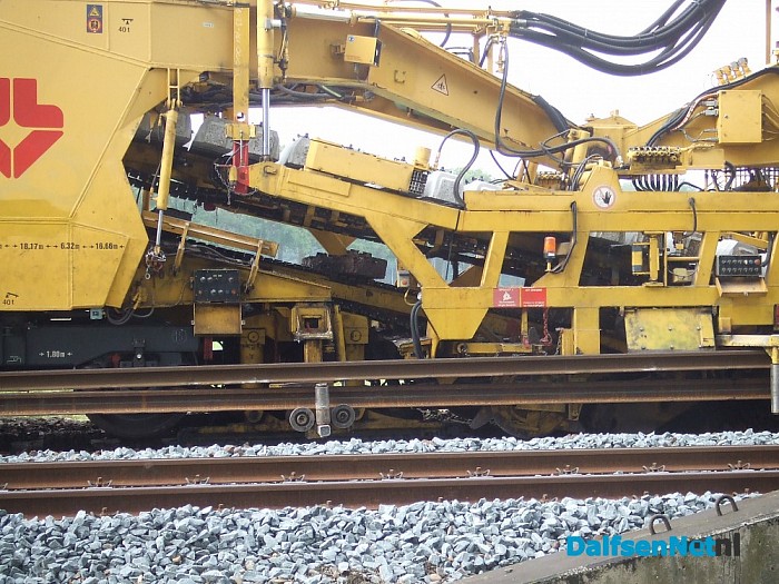 Werkzaamheden aan het spoor met groot materieel.