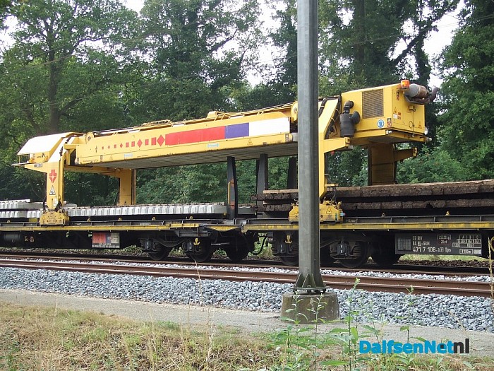 Werkzaamheden aan het spoor met groot materieel.