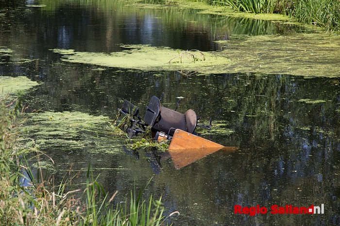 Paard en wagen te water in Laag Zuthem - Foto: Pim Haarsma