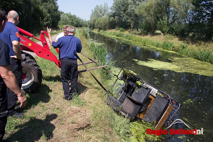Paard en wagen te water in Laag Zuthem - Foto: Pim Haarsma