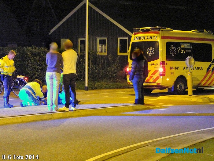 Fietster ten val op rotonde. - Foto: H.G. Foto