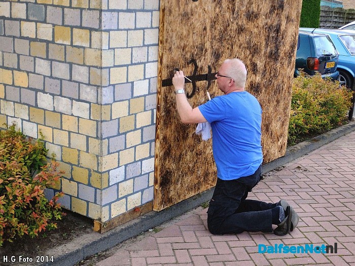 Voorbereidingen Oranjefeest in volle gang. - Foto: H.G. Foto
