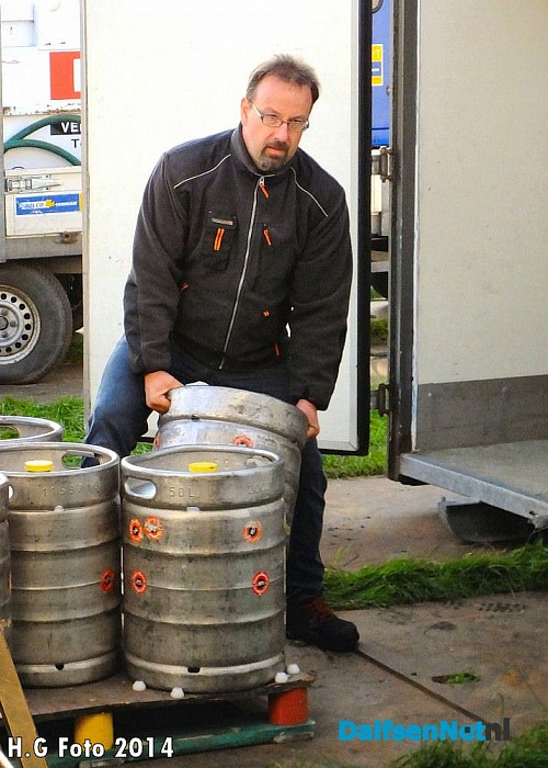 Voorbereidingen Oranjefeest in volle gang. - Foto: H.G. Foto