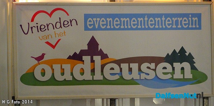 Voorbereidingen Oranjefeest in volle gang. - Foto: H.G. Foto