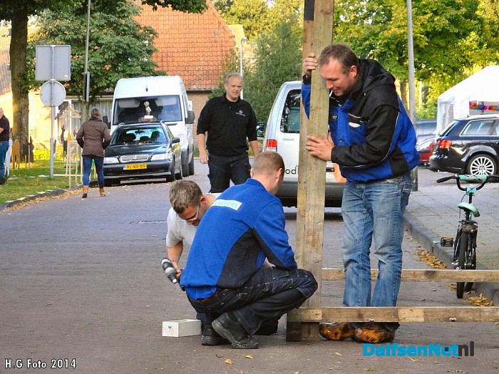 Voorbereidingen Oranjefeest in volle gang. - Foto: H.G. Foto
