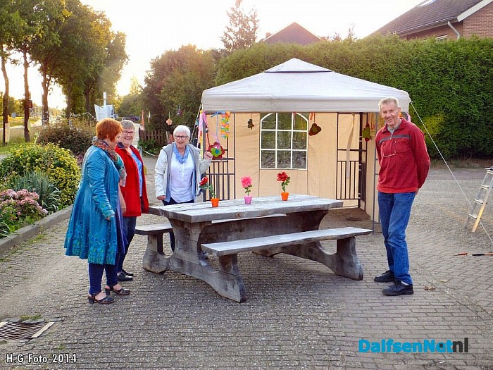 Voorbereidingen Oranjefeest in volle gang. - Foto: H.G. Foto