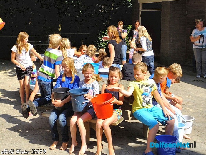Ice Bucket Challenge Sint-Willibrordesschool. - Foto: H.G. Foto