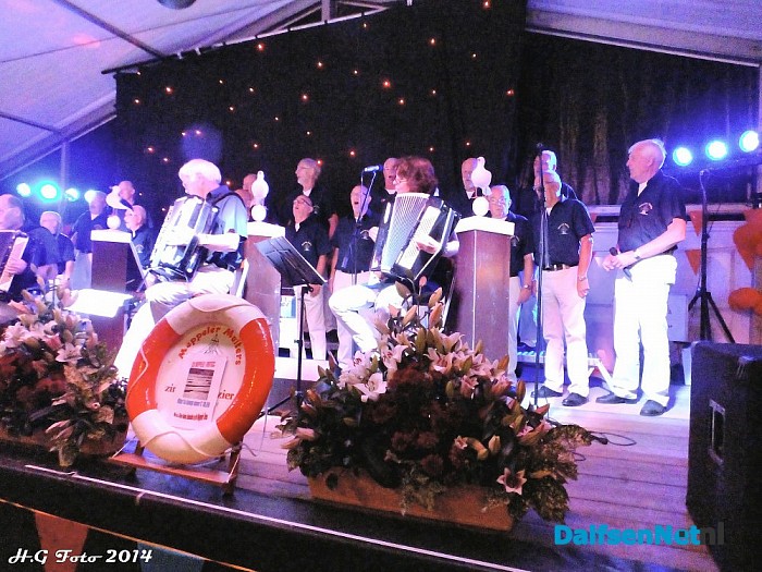 Oranjefeest Oudleusen van start. - Foto: H.G. Foto