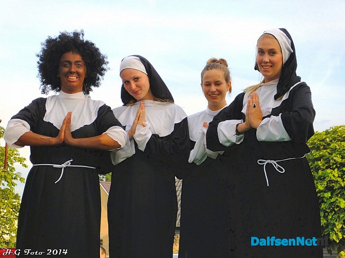 Sister act winnaar optocht Oudleusen. - Foto: H.G. Foto