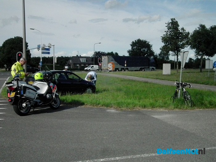 Racefietser botst tegen auto - Foto: Robert Bril