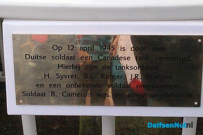 Gedenkplaat aan de Canadastraat in Heino onthuld