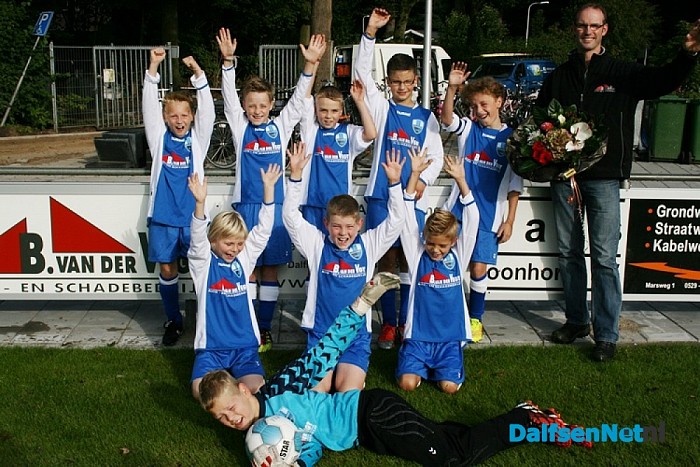 Nieuwe kleding voetbalelftal Hoonhorst