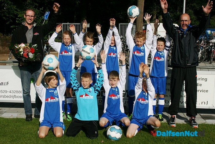 Nieuwe kleding voetbalelftal Hoonhorst