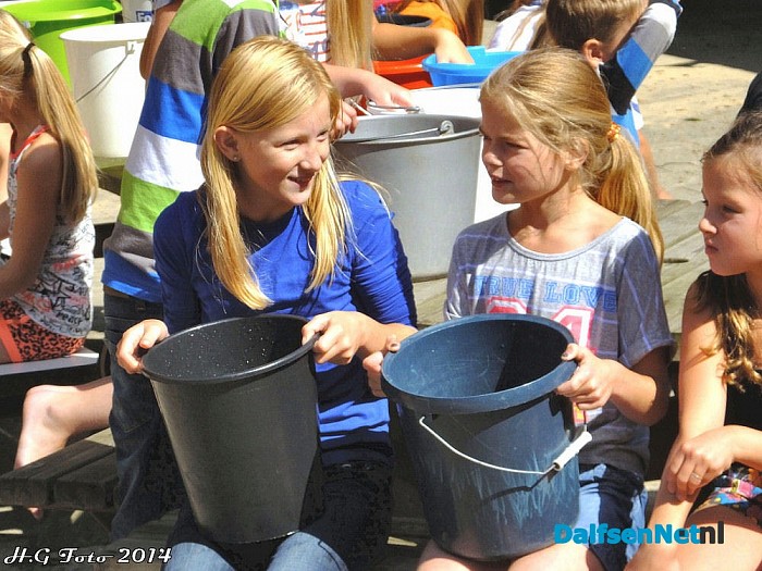 Ice Bucket Challenge Sint-Willibrordesschool. - Foto: H.G. Foto