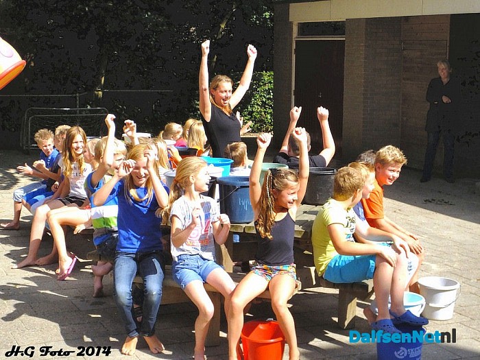 Ice Bucket Challenge Sint-Willibrordesschool. - Foto: H.G. Foto
