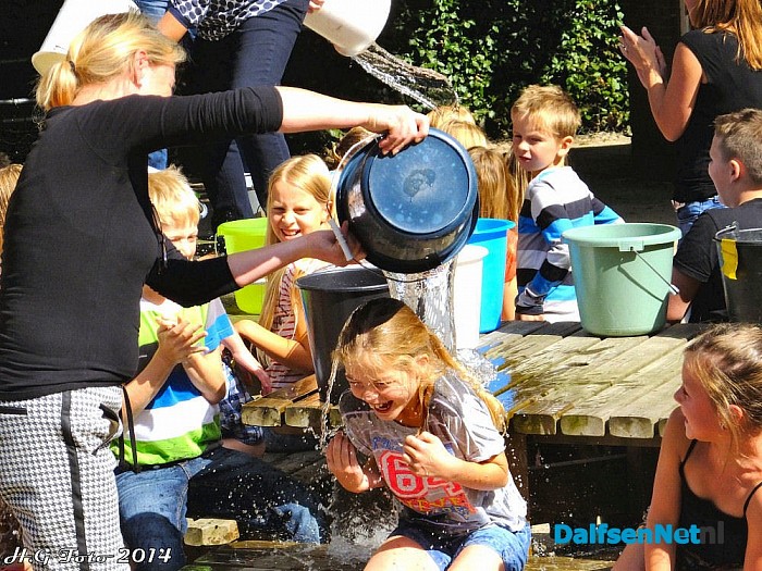 Ice Bucket Challenge Sint-Willibrordesschool. - Foto: H.G. Foto