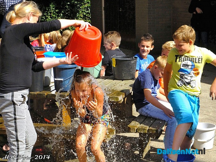 Ice Bucket Challenge Sint-Willibrordesschool. - Foto: H.G. Foto