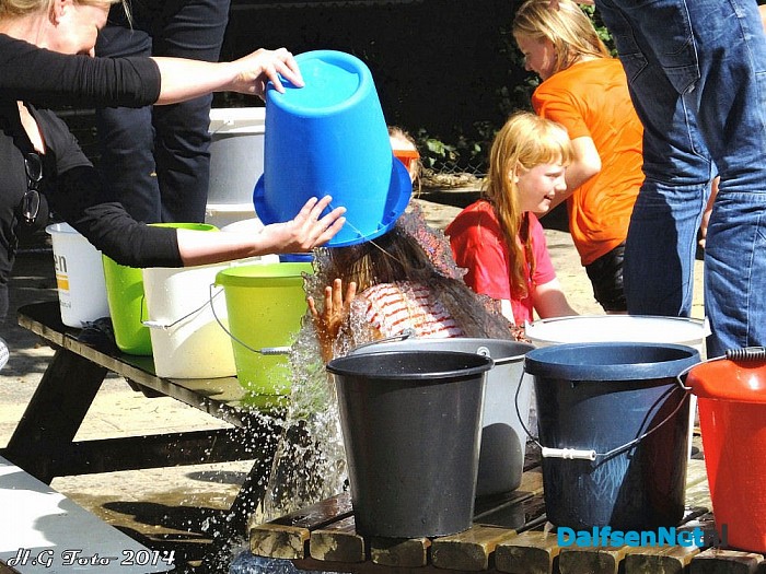 Ice Bucket Challenge Sint-Willibrordesschool. - Foto: H.G. Foto