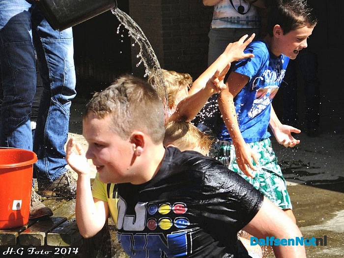Ice Bucket Challenge Sint-Willibrordesschool. - Foto: H.G. Foto