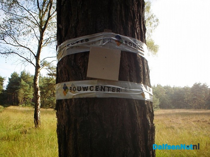 Tape aan de bomen