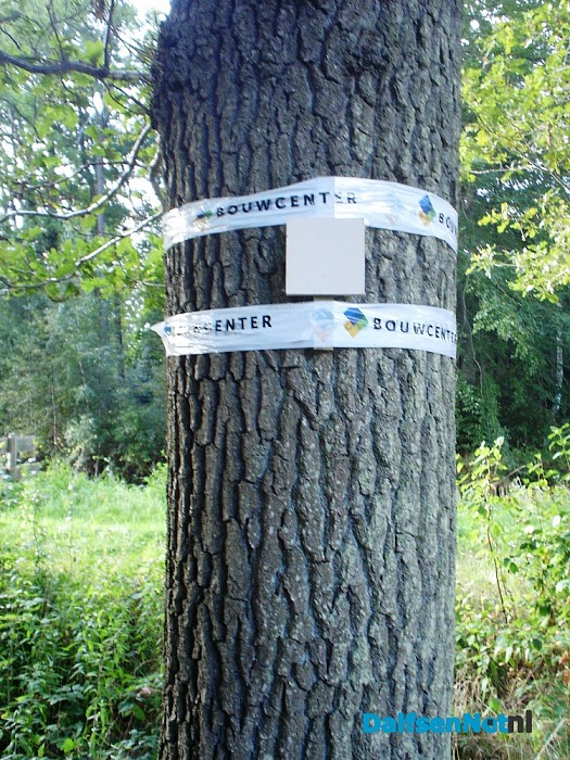 Tape aan de bomen