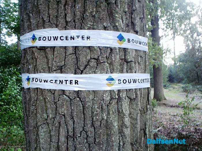 Tape aan de bomen