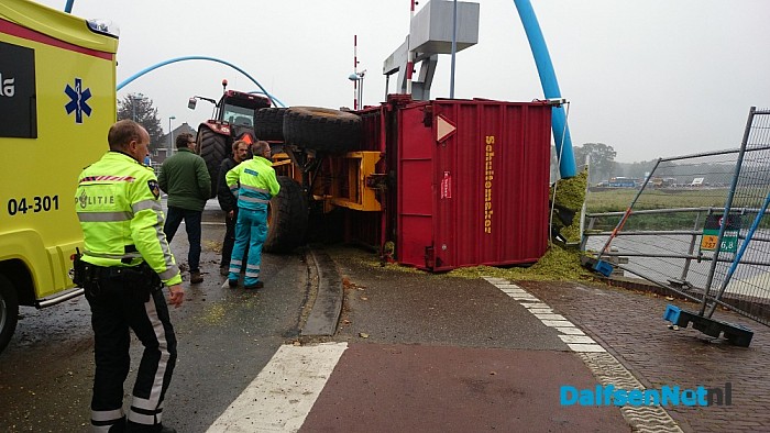 Lading met maïs gekanteld op de Vechtbrug - Foto: Robert Bril