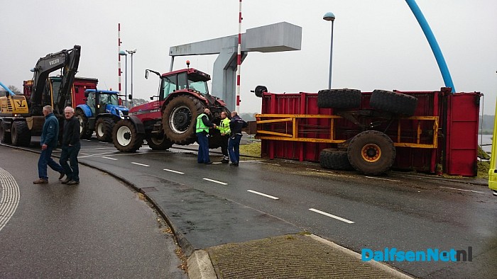 Lading met maïs gekanteld op de Vechtbrug - Foto: Robert Bril