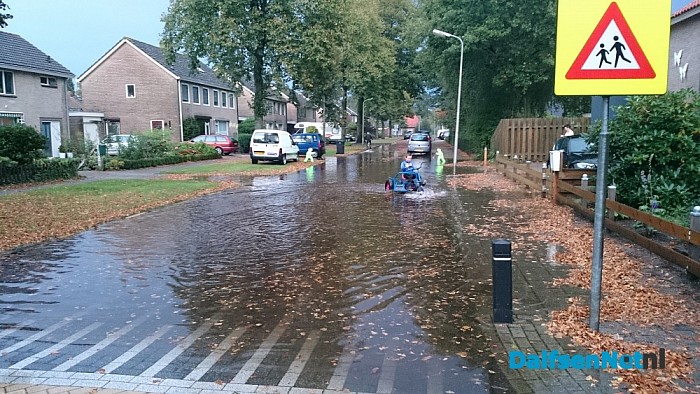 Straat in Oudleusen onder water gelopen - Foto: Robert Bril